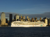 Lower Manhattan Skyline and Cruise Ship Across the Hudson River, New York City, New York, USA Lámina fotográfica por Amanda Hall
