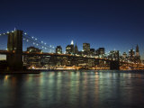 Manhattan Skyline and Brooklyn Bridge at Dusk, New York City, New York, USA Lámina fotográfica por Amanda Hall