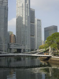 Cavenagh Bridge and the Singapore River Looking Towards the Financial District, Singapore Lámina fotográfica por Amanda Hall