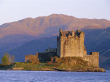 Eilean Donan Ieilean Donnan) Castle Built in 1230, Dornie, Scotland Photographie par Lousie Murray