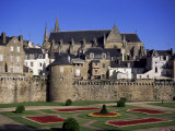 Cathedral and Town, Vannes, Brittany, France Photographie par J Lightfoot