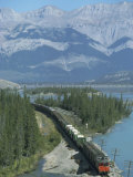 Canadian National Railways Goods Train Along Athabasca River, Jasper National Park, Rocky Mountains Photographie par Ursula Gahwiler