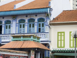 Colourfully Painted Houses in Little India, Singapore, Southeast Asia Lámina fotográfica por Amanda Hall