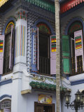Colourfully Painted Building in Little India, Singapore, Southeast Asia Lámina fotográfica por Amanda Hall