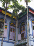 Colourfully Painted Building in Little India, Singapore, Southeast Asia Lámina fotográfica por Amanda Hall
