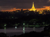 Shwedagon Paya at Dusk with Kandawgyi Lake in Foreground, Yangon (Rangoon), Myanmar (Burma) Photographie par Eitan Simanor