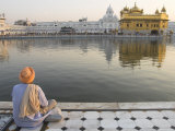 Sikh Pilgrim Sitting by Holy Pool, Golden Temple, Amritsar, Punjab State, India Fotografie-Druck von Eitan Simanor