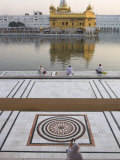 View from Entrance Gate of Holy Pool and Sikh Temple, Golden Temple, Amritsar, Punjab State, India Fotografie-Druck von Eitan Simanor