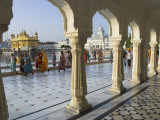 Group of Sikh Women Pilgrims Walking Around Holy Pool, Golden Temple, Amritsar, Punjab State, India Fotografie-Druck von Eitan Simanor