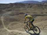 Back View of Competitior Riding Downhill in the Mount Sodom International Mountain Bike Race, Israe Lámina fotográfica por Eitan Simanor Back View of Competitior Riding Downhill in the Mount Sodom International Mountain Bike Race, Israe Lámina fotográfica por Eitan Simanor