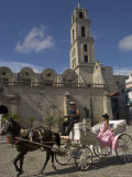 Elegant Woman Riding in Horse and Carriage, Plaza San Fransisco De Asis, Havana, Cuba Lámina fotográfica por Eitan Simanor