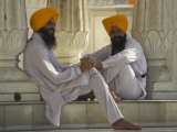 Two Sikhs Priests with Orange Turbans, Golden Temple, Punjab State Lámina fotográfica por Eitan Simanor Two Sikhs Priests with Orange Turbans, Golden Temple, Punjab State Lámina fotográfica por Eitan Simanor