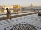 Elderly Sikh Pilgrim with Bundle and Stick Walking Around Holy Pool, Amritsar, India Fotografisk tryk af Eitan Simanor Elderly Sikh Pilgrim with Bundle and Stick Walking Around Holy Pool, Amritsar, India Fotografisk tryk af Eitan Simanor