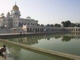 Eitan Simanor - Sikh Pilgrim Bathing in the Pool of the Gurudwara Bangla Sahib Temple, Delhi, India - Fotografik Baskı Eitan Simanor - Sikh Pilgrim Bathing in the Pool of the Gurudwara Bangla Sahib Temple, Delhi, India - Fotografik Baskı