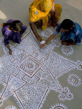Women Painting a Mandana on the Ground, Village Near Jodhpur, Rajasthan State, India Photographie par Bruno Morandi