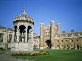 Great Court, Fountain and Great Gate, Trinity College, Cambridge, Cambridgeshire, England Fotografie-Druck von David Hunter