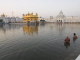 Eitan Simanor - Two Sikh Pilgrims Bathing and Praying in the Early Morning in Holy Pool, Amritsar, India - Fotografik Baskı Eitan Simanor - Two Sikh Pilgrims Bathing and Praying in the Early Morning in Holy Pool, Amritsar, India - Fotografik Baskı