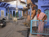 Couple Standing Outside Blue Painted Residential Haveli, Old City, Jodhpur, Rajasthan State, India Lámina fotográfica por Eitan Simanor
