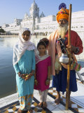 Elderly Couple of Sikh Pilgrims with Young Girl Posing in Front of Holy Pool, Amritsar, India Photographie par Eitan Simanor
