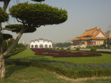Tree and Flowers, National Theatre, Chiang Kaishek Memorial Park, Taipei City, Taiwan Lámina fotográfica por Christian Kober