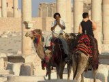 Young Men on Camels, Archaelogical Ruins, Palmyra, Unesco World Heritage Site, Syria, Middle East Photographie par Christian Kober
