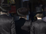 Jewish Men in Traditional Clothes, Old Walled City, Jerusalem, Israel, Middle East Lámina fotográfica por Christian Kober