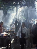 Street Vendors Selling Grilled Meat to Passers-By on Train Platform, Bangkok, Thailand Photographie par Richard Nebesky