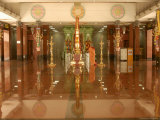 Hindu Lady Praying at Main Shrine of Sri Maha Mariamman Temple, Kuala Lumpur, Malaysia Photographie par Richard Nebesky