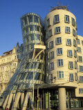 Exterior of the Dancing House at Rasinovo Embankment, Nove Mesto, Prague, Czech Republic Lámina fotográfica por Richard Nebesky Exterior of the Dancing House at Rasinovo Embankment, Nove Mesto, Prague, Czech Republic Lámina fotográfica por Richard Nebesky
