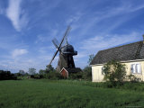 Landscape with Wooden Windmill and Two Houses in the Village of Kvarnbacken, Oland Island, Sweden Photographie par Richard Nebesky