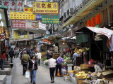 Market Area, Shops and Signs in a Street in Soho, Hong Kong, China Photographie par Richard Nebesky