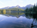 Strbske Pleso (Lake) and Peaks of Vysoke Tatry Mountains at Sunrise, Vysoke Tatry, Slovakia Photographie par Richard Nebesky
