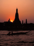 Silhouette of Wat Arun (Temple of the Dawn), at Sunset, on Banks of Chao Phraya River, Thailand Photographie par Richard Nebesky