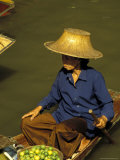 Portrait of a Thai Woman Vendor in Straw Hat with a Basket of Limes, Ratchaburi, Southeast Asia Photographie par Richard Nebesky