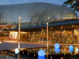 Theatres on Bay Structure at Twilight, Colonial District, Singapore, Southeast Asia Lámina fotográfica por Richard Nebesky