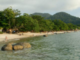 Tourists Enjoying Nipah Beach at Sunset Time, Pangkor Island, Perak State, Malaysia Photographie par Richard Nebesky
