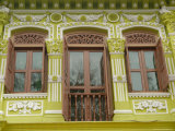Facade of Traditional Singaporean Colonial Building in Arab Quarter, Colonial District, Singapore Lámina fotográfica por Richard Nebesky