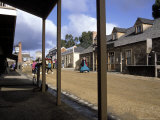 Main Street in Historical Gold Mining Village of Sovereign Hill, Ballarat, Victoria, Australia Photographie par Richard Nebesky