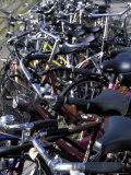 Close-Up of a Line of Parked Bicycles, Amsterdam, the Netherlands (Holland) Lámina fotográfica por Richard Nebesky
