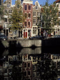 Tall Traditional Style Houses Reflected in the Water of a Canal, Amsterdam, the Netherlands Photographie par Richard Nebesky
