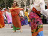 Malay Dancers Wearing Traditional Dress at Celebrations of Kuala Lumpur City Day Commemoration Photographie par Richard Nebesky