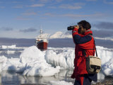 Antarctic Dream Ship and Chilean Ornithologist Rodrigo Tapia, Gerlache Strait, Antarctica Lámina fotográfica por Sergio Pitamitz