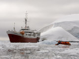 Antarctic Dream Ship, Paradise Bay, Antarctic Peninsula, Antarctica, Polar Regions Stampa fotografica di Sergio Pitamitz Antarctic Dream Ship, Paradise Bay, Antarctic Peninsula, Antarctica, Polar Regions Stampa fotografica di Sergio Pitamitz