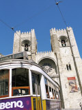 Electrico (Electric Tram) in Front of the Se Cathedral, Lisbon, Portugal Photographie par Yadid Levy