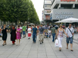 People Walking on Konigstrasse, Stuttgart, Germany Photographie par Yadid Levy