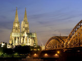 Cologne Cathedral, and Hohenzollern Bridge at Night, North Rhine Westphalia Lámina fotográfica por Yadid Levy Cologne Cathedral, and Hohenzollern Bridge at Night, North Rhine Westphalia Lámina fotográfica por Yadid Levy