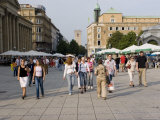 People Walking on Konigstrasse, Stuttgart, Germany Photographie par Yadid Levy
