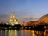 Cologne Cathedral and Hohenzollern Bridge at Night, Cologne, North Rhine Westphalia, Germany Lámina fotográfica por Yadid Levy Cologne Cathedral and Hohenzollern Bridge at Night, Cologne, North Rhine Westphalia, Germany Lámina fotográfica por Yadid Levy