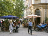 People Sitting at an Outdoors Cafe on Wilhelmplatz, Stuttgart, Baden Wurttemberg, Germany Photographie par Yadid Levy