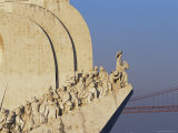 Padrao Dos Descobrimentos and Ponte 25 De Abil Bridge Beyond, Lisbon, Portugal Photographie par Yadid Levy